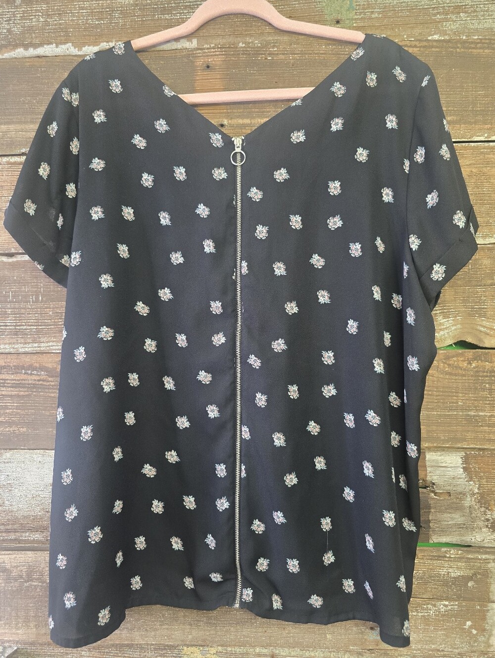 Maurices XXL Black Floral V-Neck Blouse Exposed Back Zipper Pocket - Picture 3 of 5